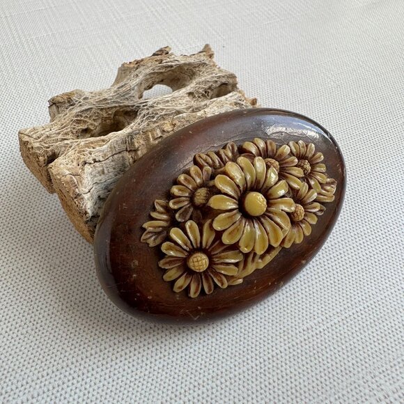 Vintage 1940s Oval Daisy Brooch w Carved Yellow Flower Detail Wood & Celluloid - Picture 2 of 10